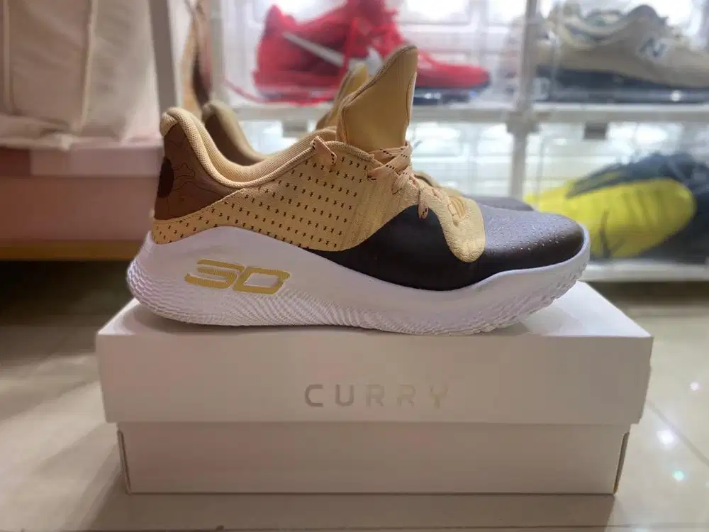 Curry 4 low Flotro CC