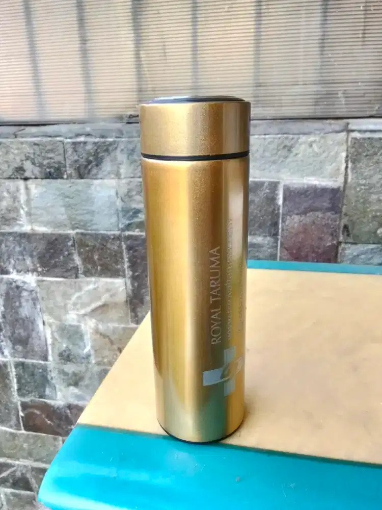 Tumbler warna emas nego