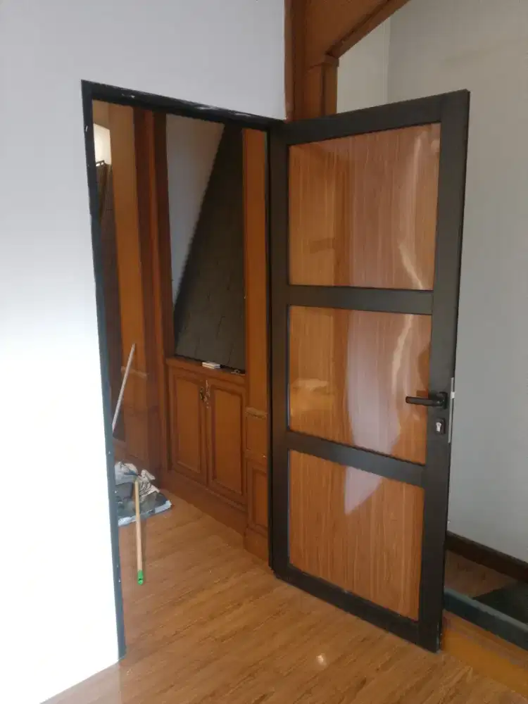 Pemasangan partisi ruangan Aluminium dan kaca