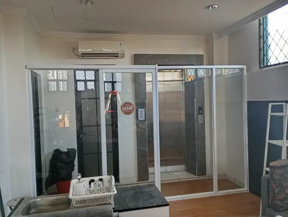 Pemasangan partisi Aluminium dan kaca
