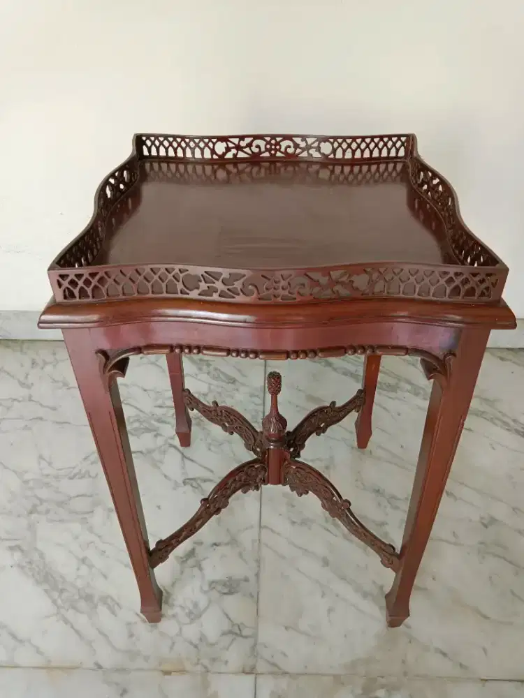 Meja persegi mahogany
