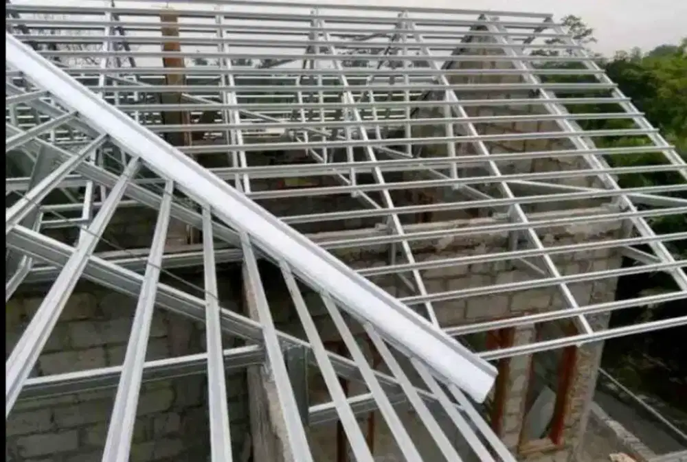 Baja ringan dan plafon PVC terpasang