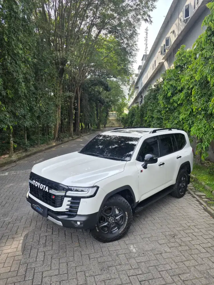 Toyota landcruiser 300 GR-S 4x4 2023 / 2024 A/T Putih