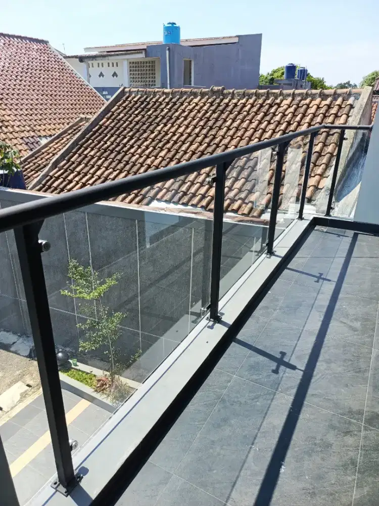 Reling dan balkon kaca besi tebal