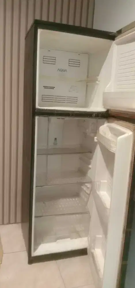 Kulkas 2 pintu Merk aqua