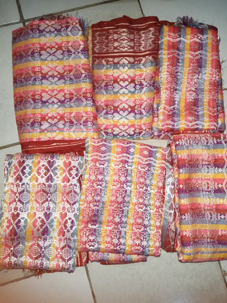 6 Kain songket dan selendang