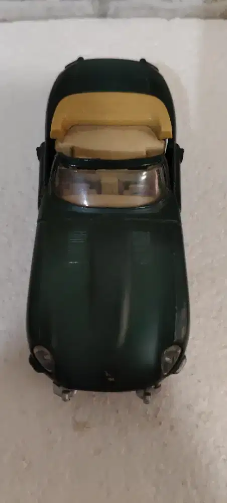 Diecast Shell Maisto Jaguar E Cabriolet 1/38