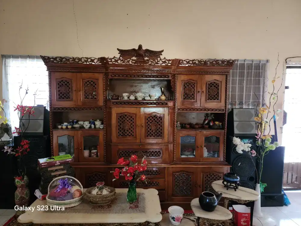 Dijual lemari pajangan kayu jati