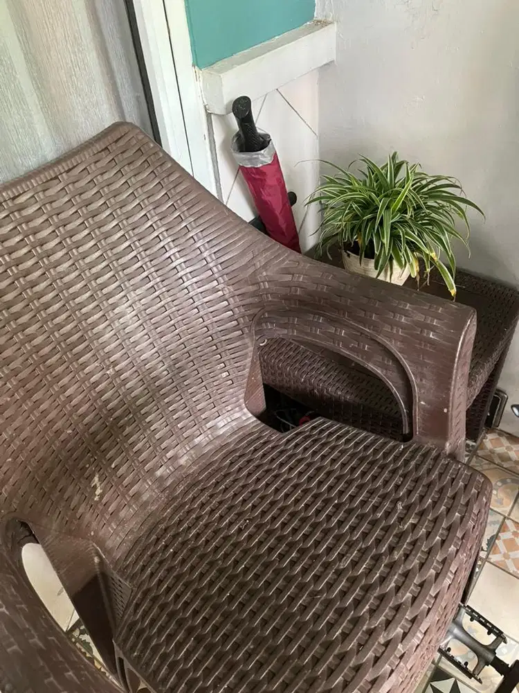 Kursi dan Meja Plastik