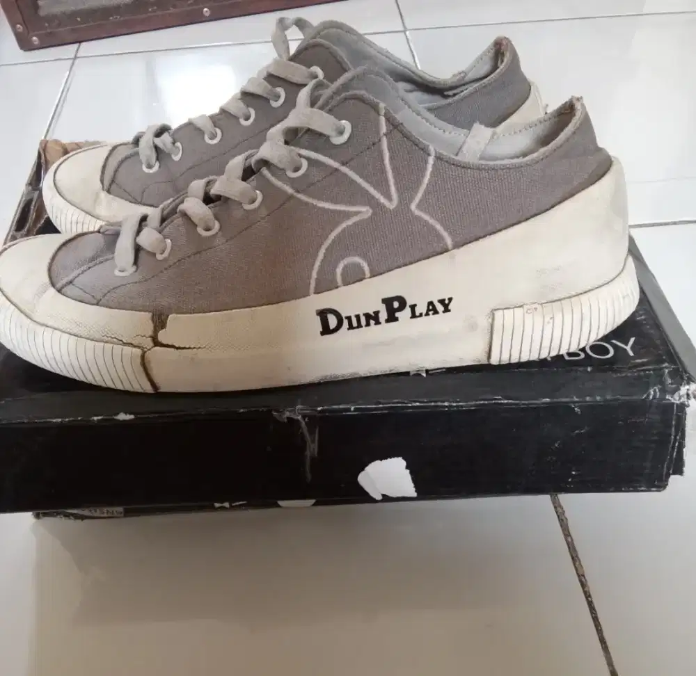 Di jual sepatu merk Play boy uk : 45. Warna abu abu
