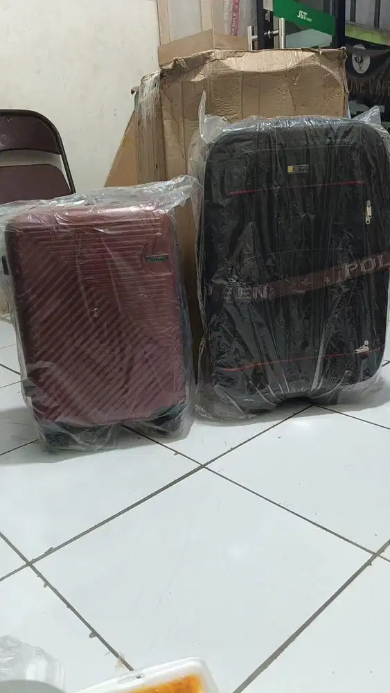 Koper besar dan koper kecil baru masih ada kardus