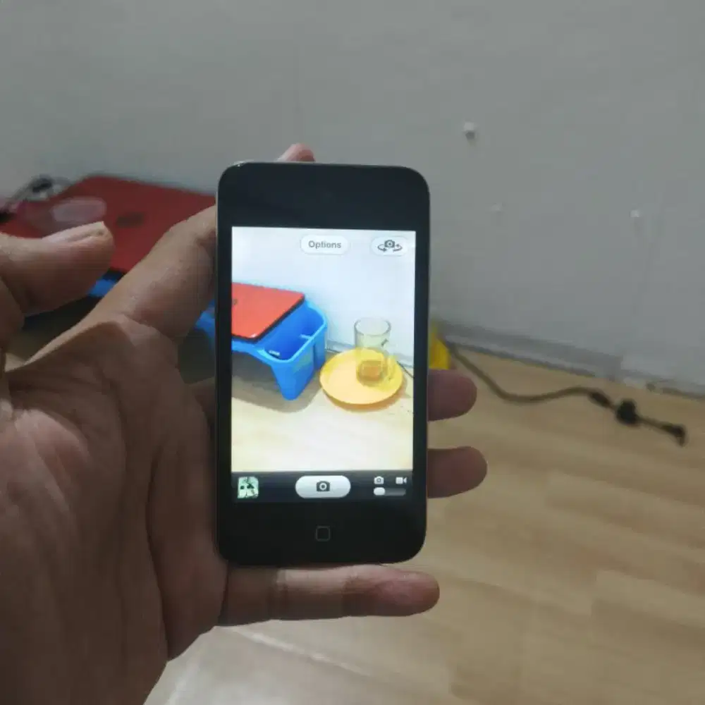 Ipod touch 4th gen 32 GB normal kamera normal charger ada terisi lagu