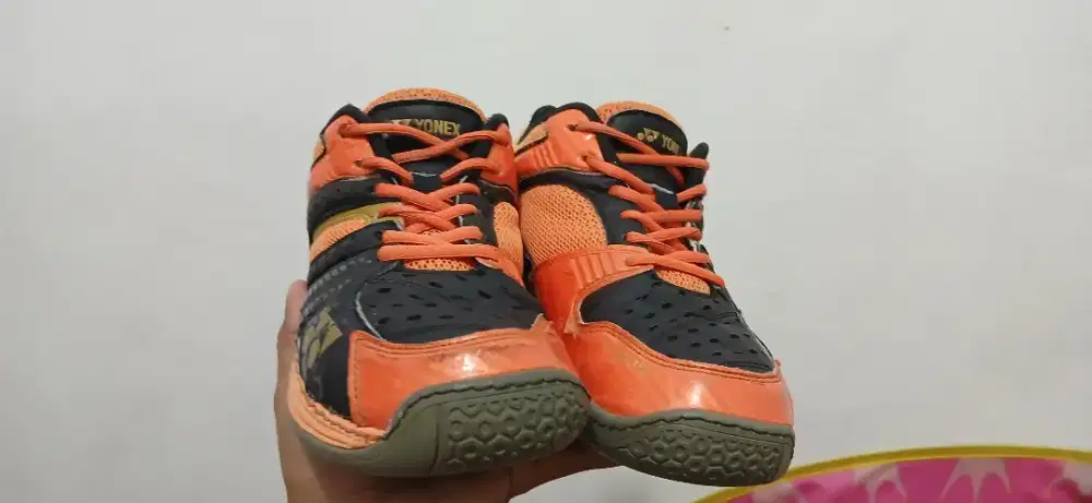 SEPATU YONEX SIZE 40