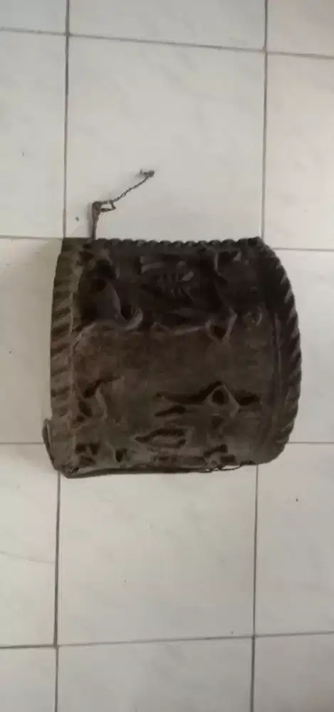 Gendongan Dayak tua dari kayu