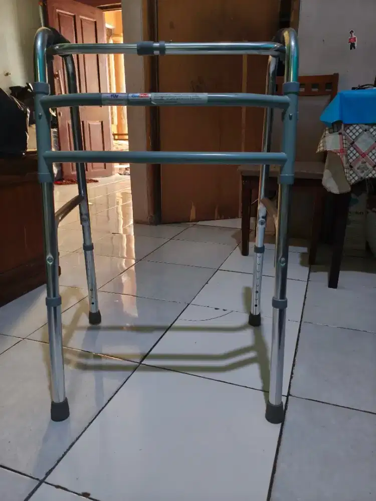 Tongkat terapi Jalan