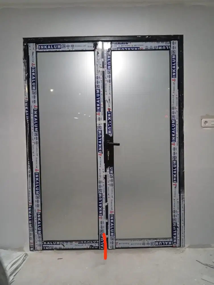 Pintu dan kusen alumunium