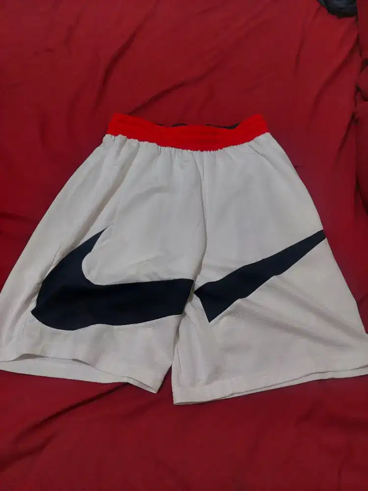 Celana pendek olahraga Nike Swoosh mulus like new