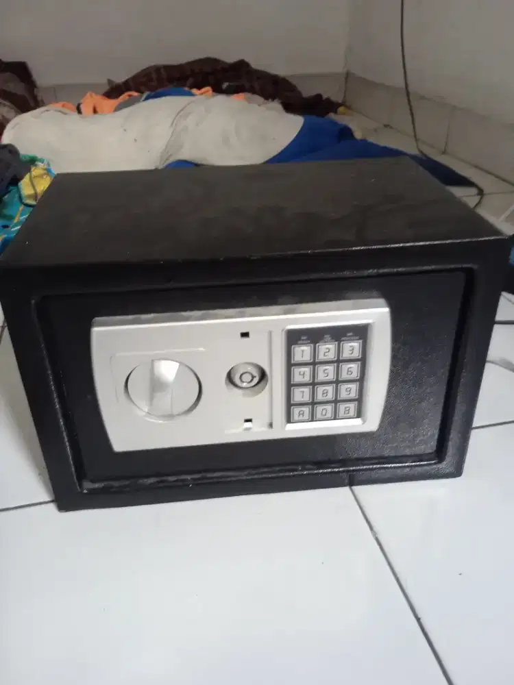 Brangkas buat dokumen dan perhiasan masih bagus dan layak pakai dijamn