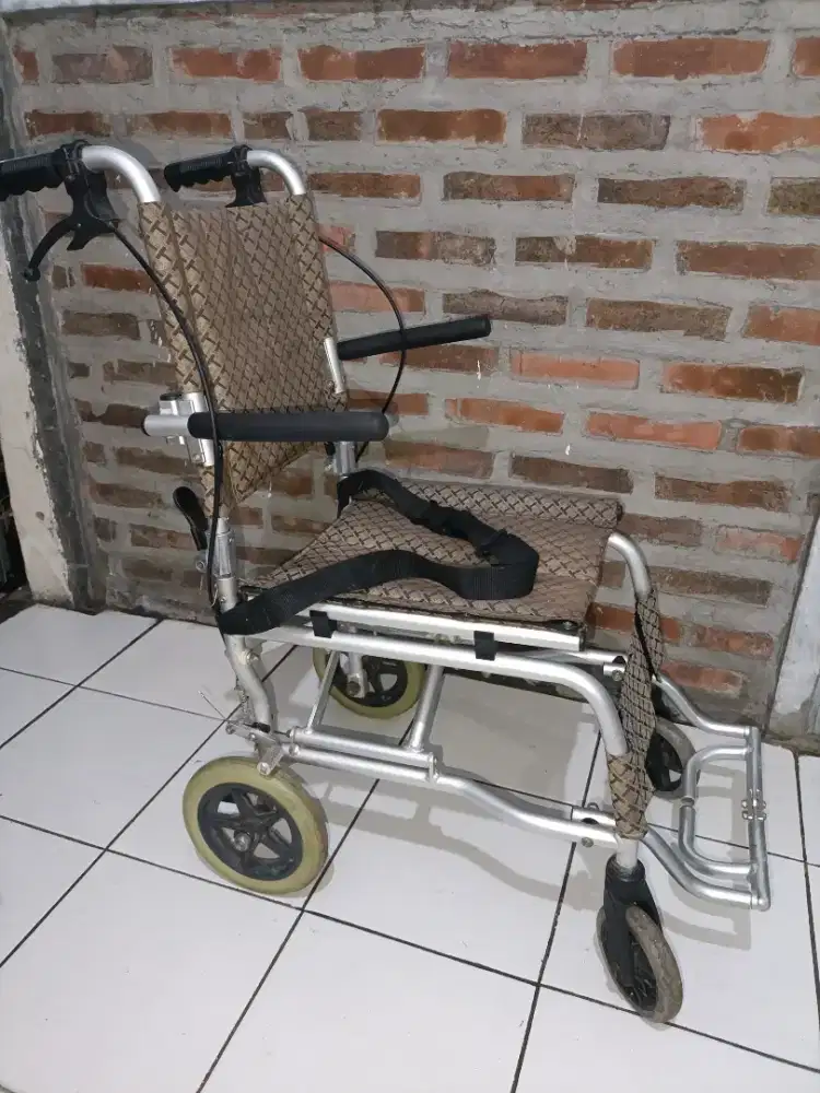 Kursi roda lipat portable praktis