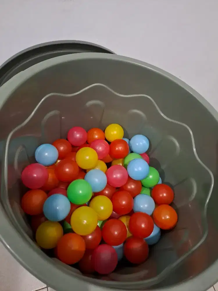 Mandi bola anak bola kecil plastik banyak seember