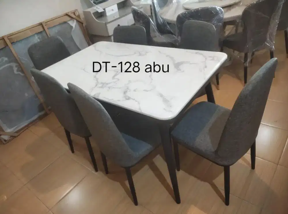 Meja makan minimalis