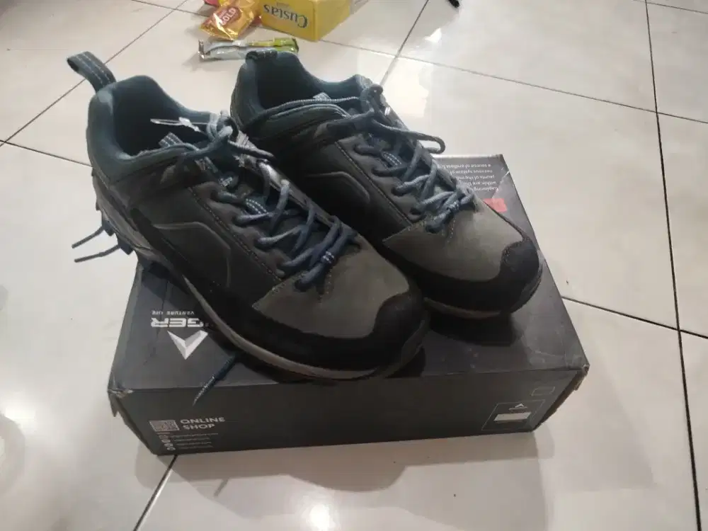Sepatu mendaki (Eiger)