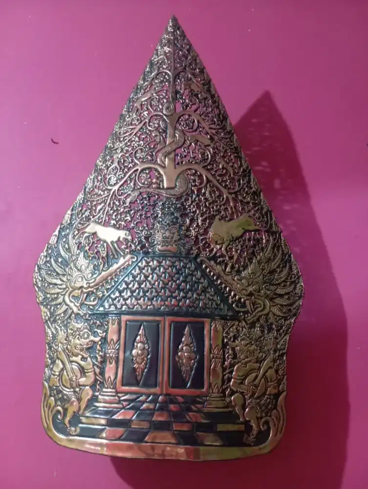 Gunungan wayang terbuat dari tembaga