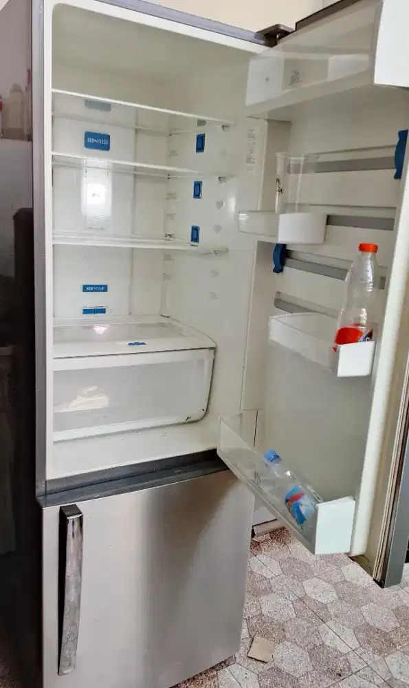 Kulkas 2 pintu Electrolux digital