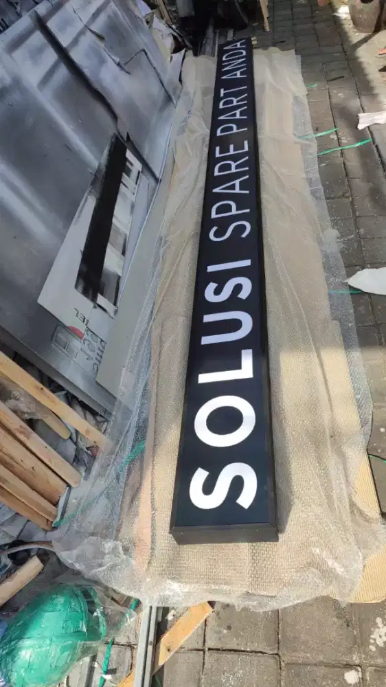 Neon box huruf timbul