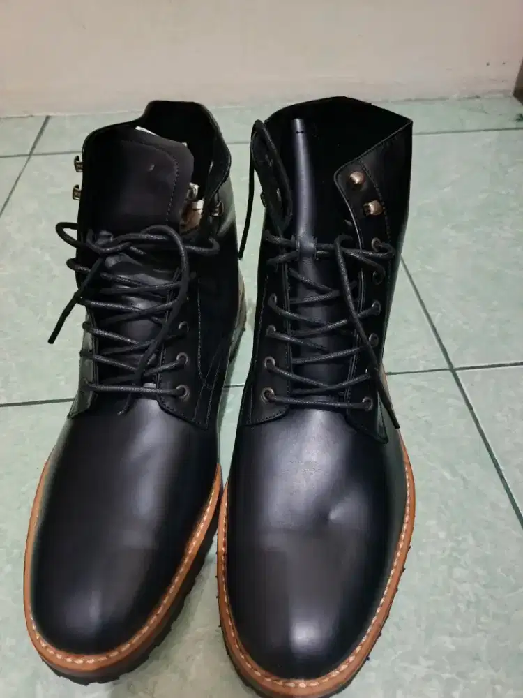 Sepatu boots BRODO