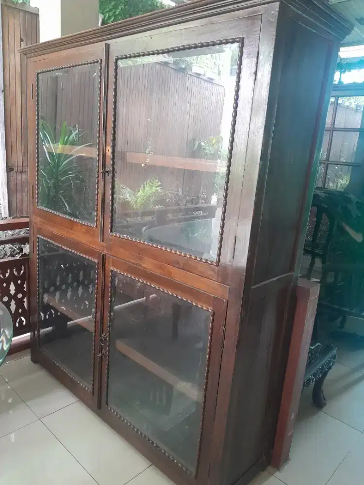 Lemari pajangan vintage kayu jati lawas