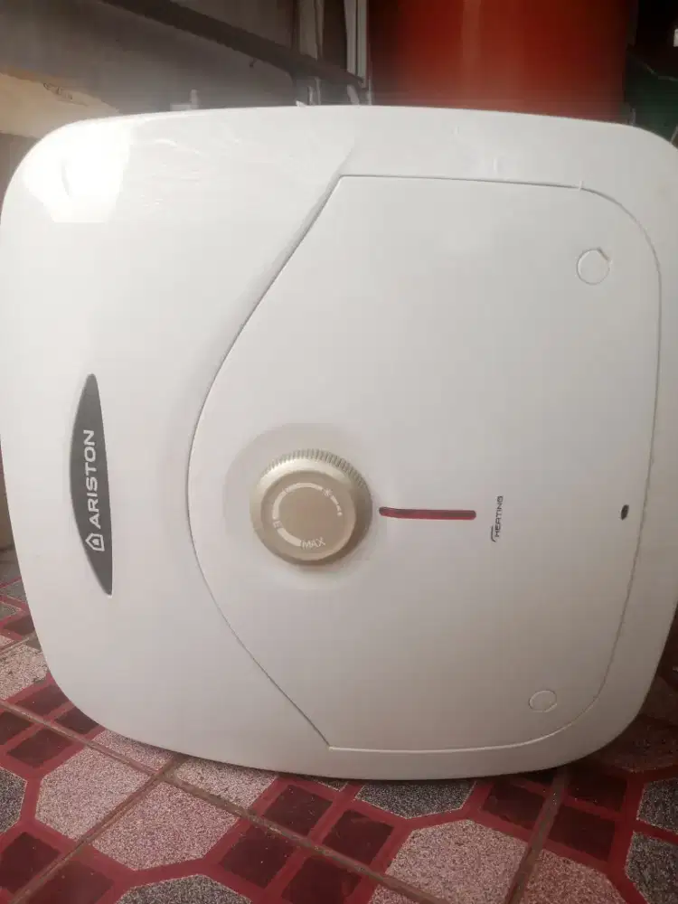 Water Heater Ariston 15Liter, kondisi bocor/netes dan apa adanya.