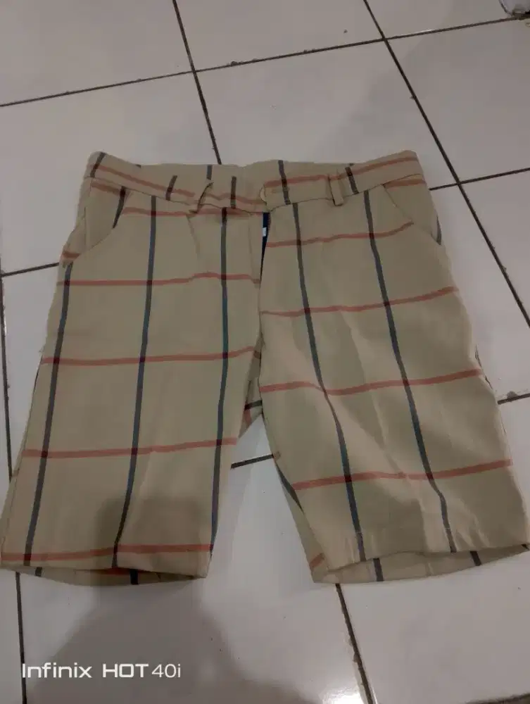 Celana pendek kotak-kotak