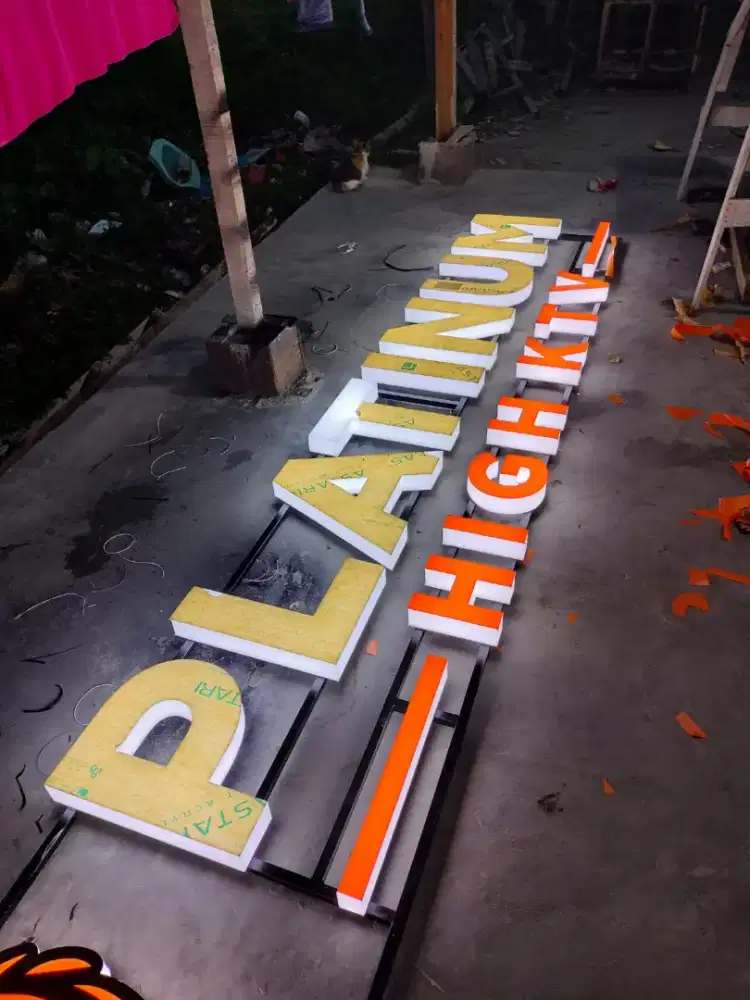 Huruf timbul akrilik LED