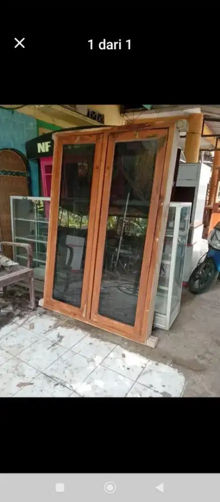 jendela bekas bongkaran