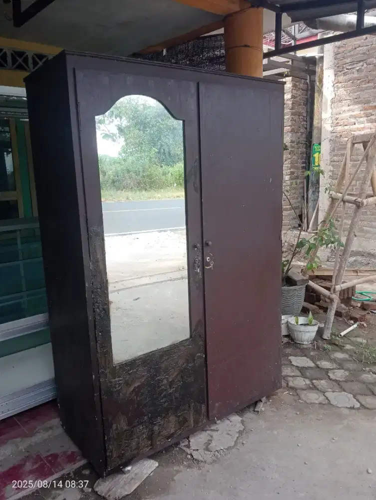 lemari pakaian bekas murah