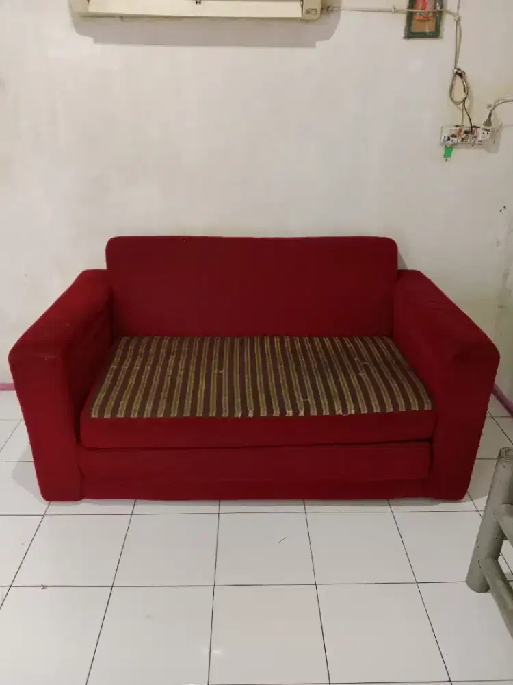 Sofa lipet warna merah maron
