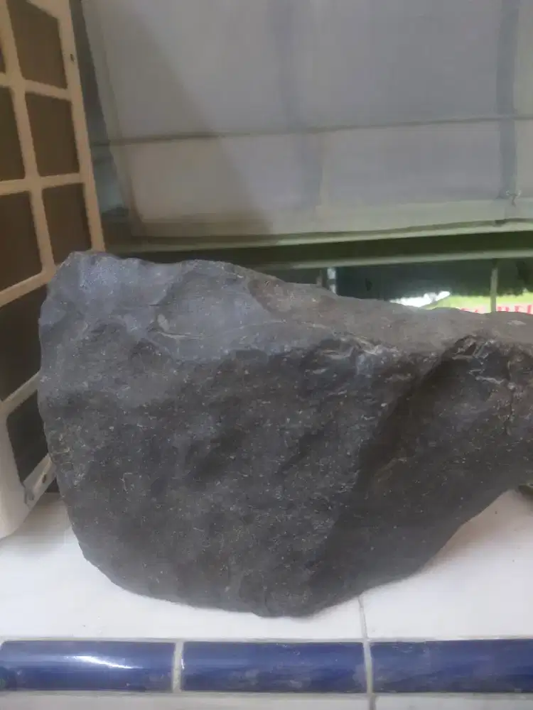 Batu hitam legam nempel magnet