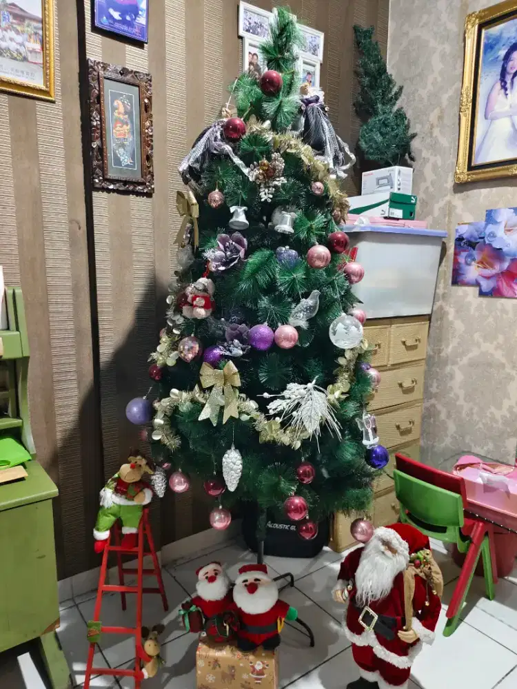 Aksesoris Natal yang di pohon