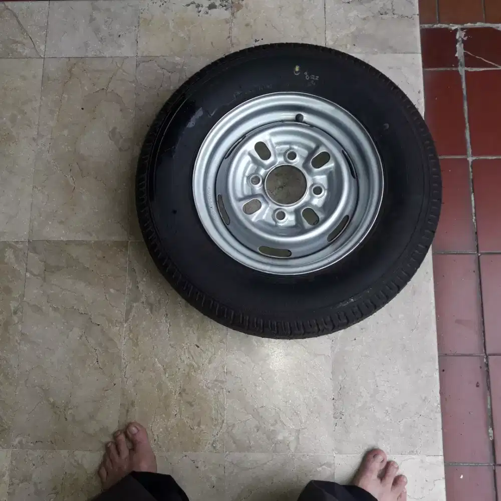 jual velg besi berikut ban masih tebal suzuki carry 1000cc terawatbaik