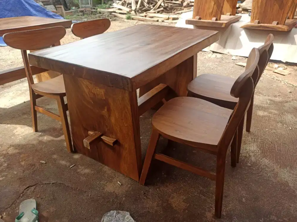 Meja makan kayu solid murah