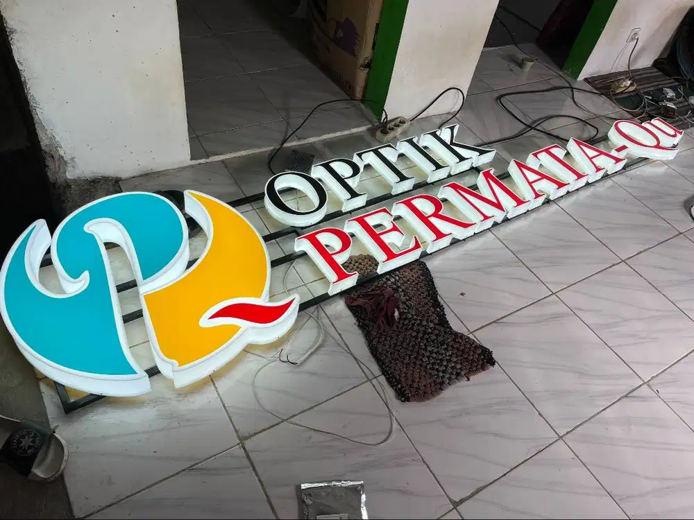 Signage Huruf Timbul Akrilik dan Stainless Steel