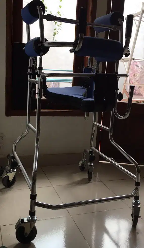 Rollater walker (alat bantu jalan) untuk stroke dan lansia