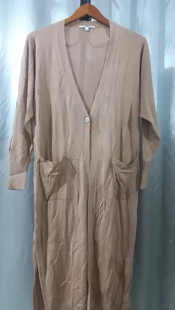 Cardigan UNIQLO warna Khaki.