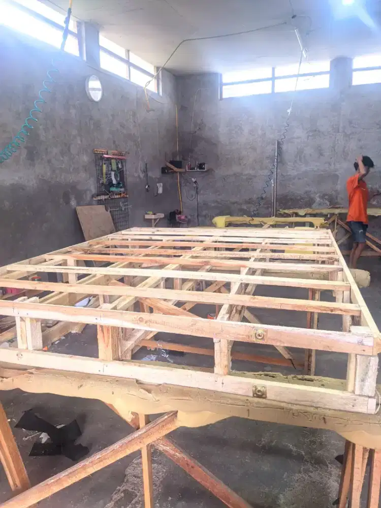 Dipan kayu solid