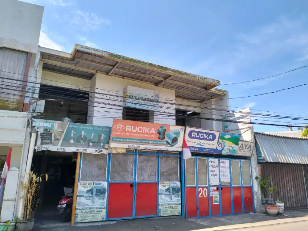 Karyawan jaga toko bahan bangunan