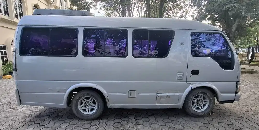 Isuzu Elf NHR55 Minibus
