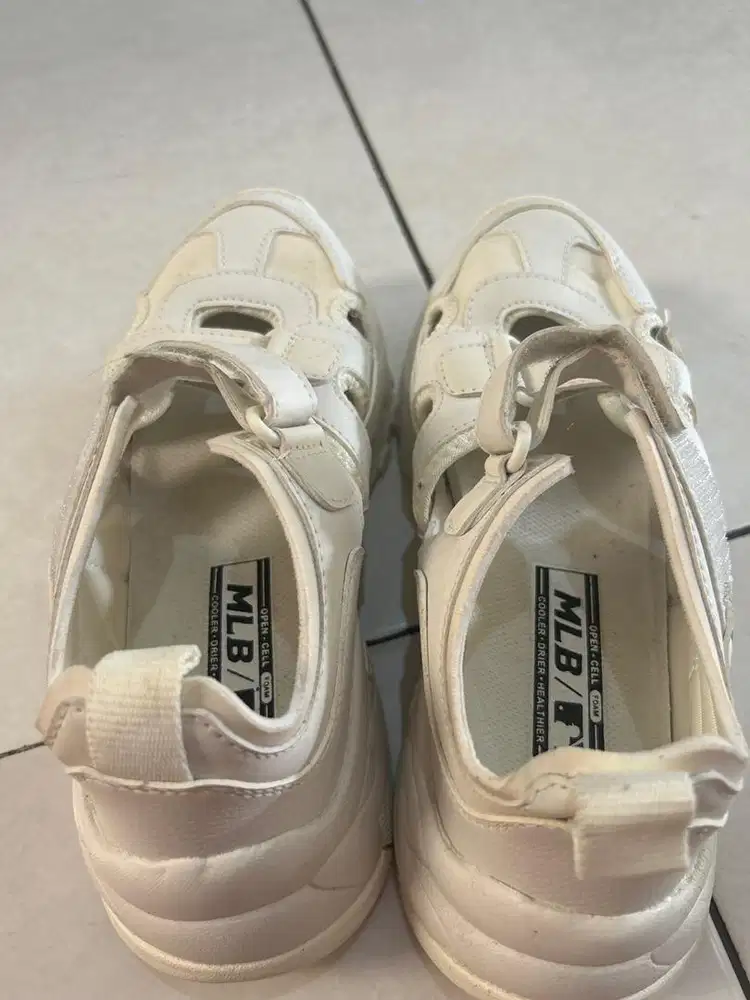 Sandal sepatu perempuan