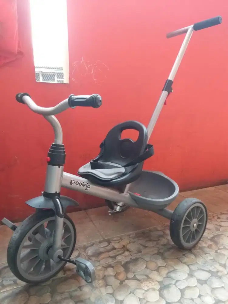 sepeda roda tiga hitam