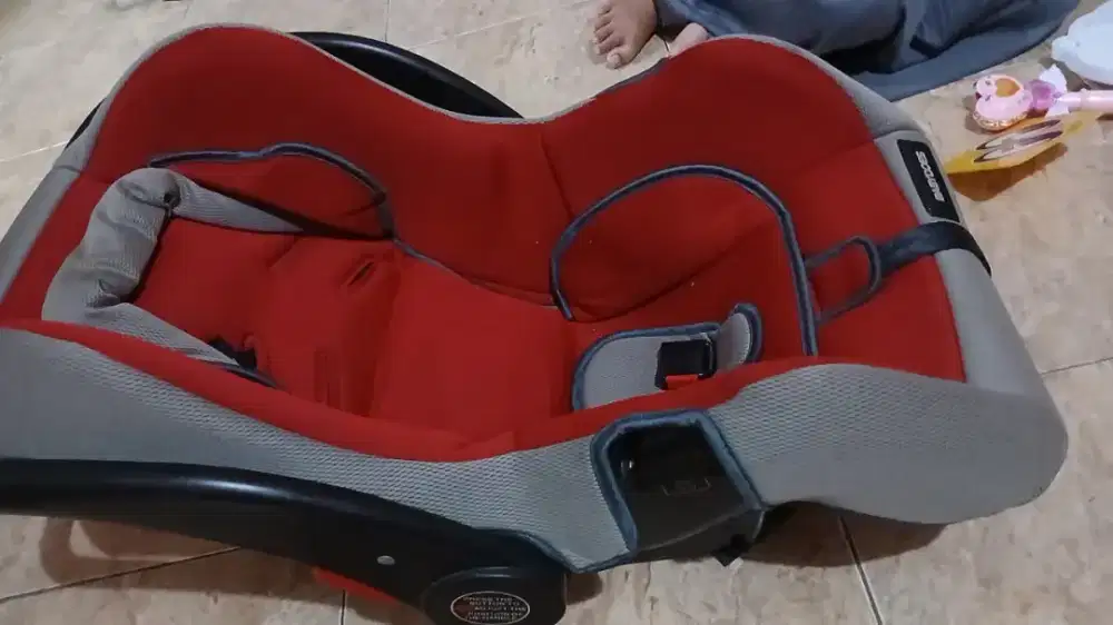 Carseat bayi dengan warna merah